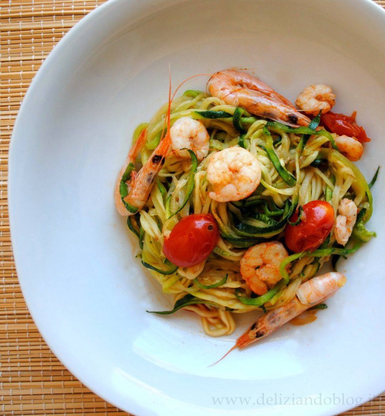 Spaghetti di zucchine con gamberetti e pomodorini