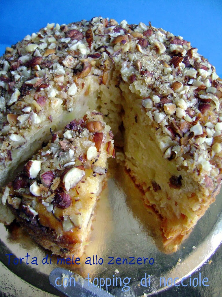 Torta di mele allo zenzero con topping di nocciole