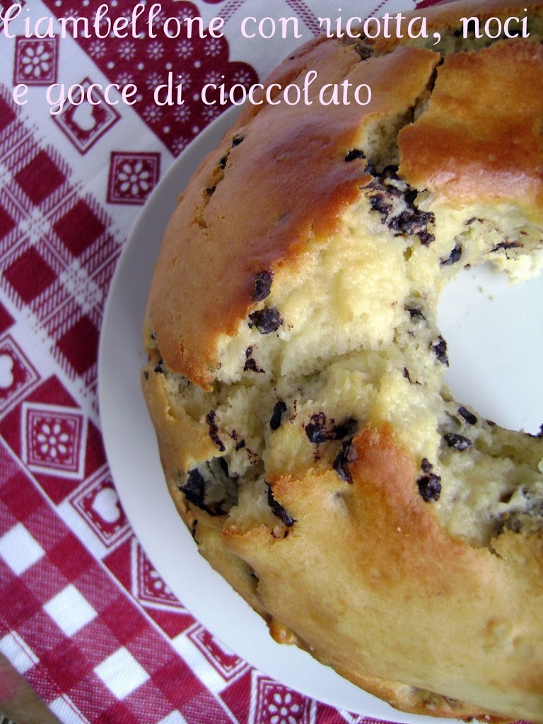 Ciambellone ricotta, noci e gocce di cioccolato