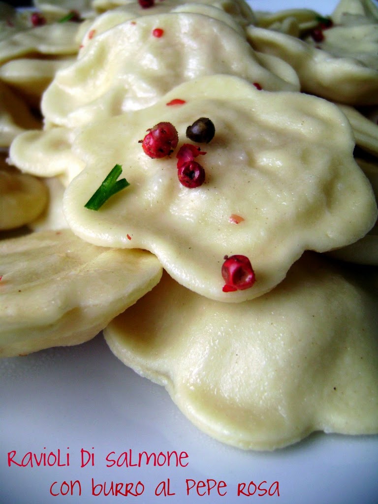 Ravioli di salmone con burro al pepe rosa