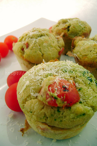 Muffins al pesto ricotta e pomodorini