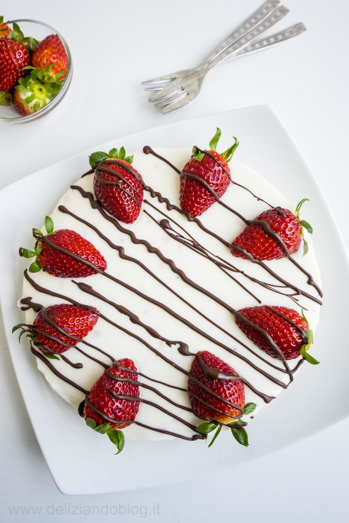 Torta fredda fragole e cioccolato